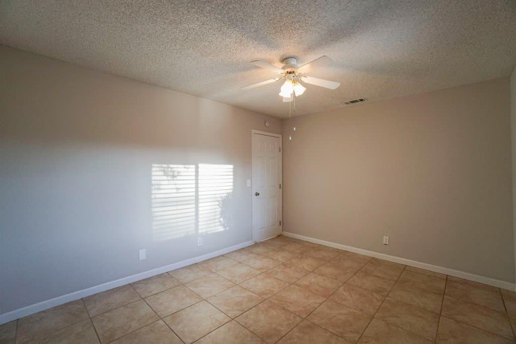 Hesperia House: 7883 Peach Ave