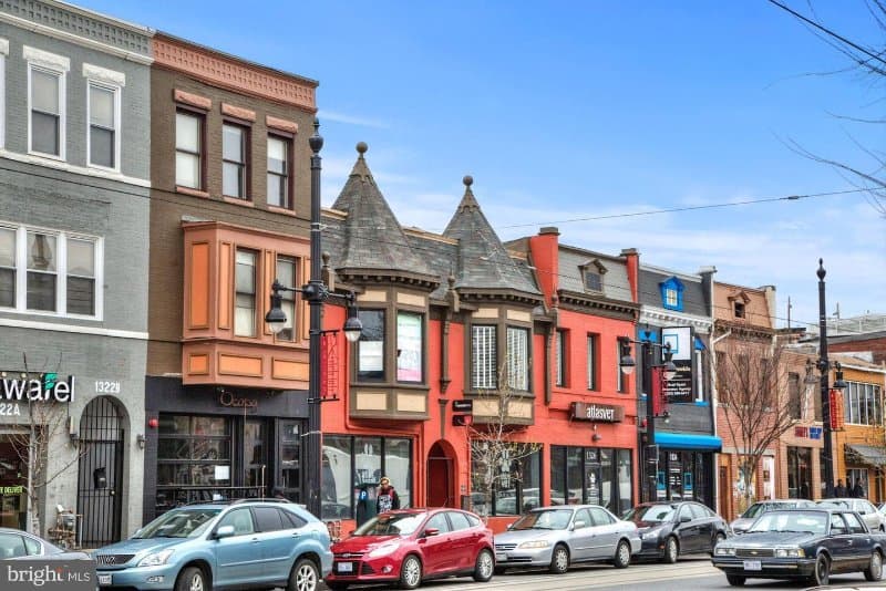 Washington Townhome: 633 8th Street. NE