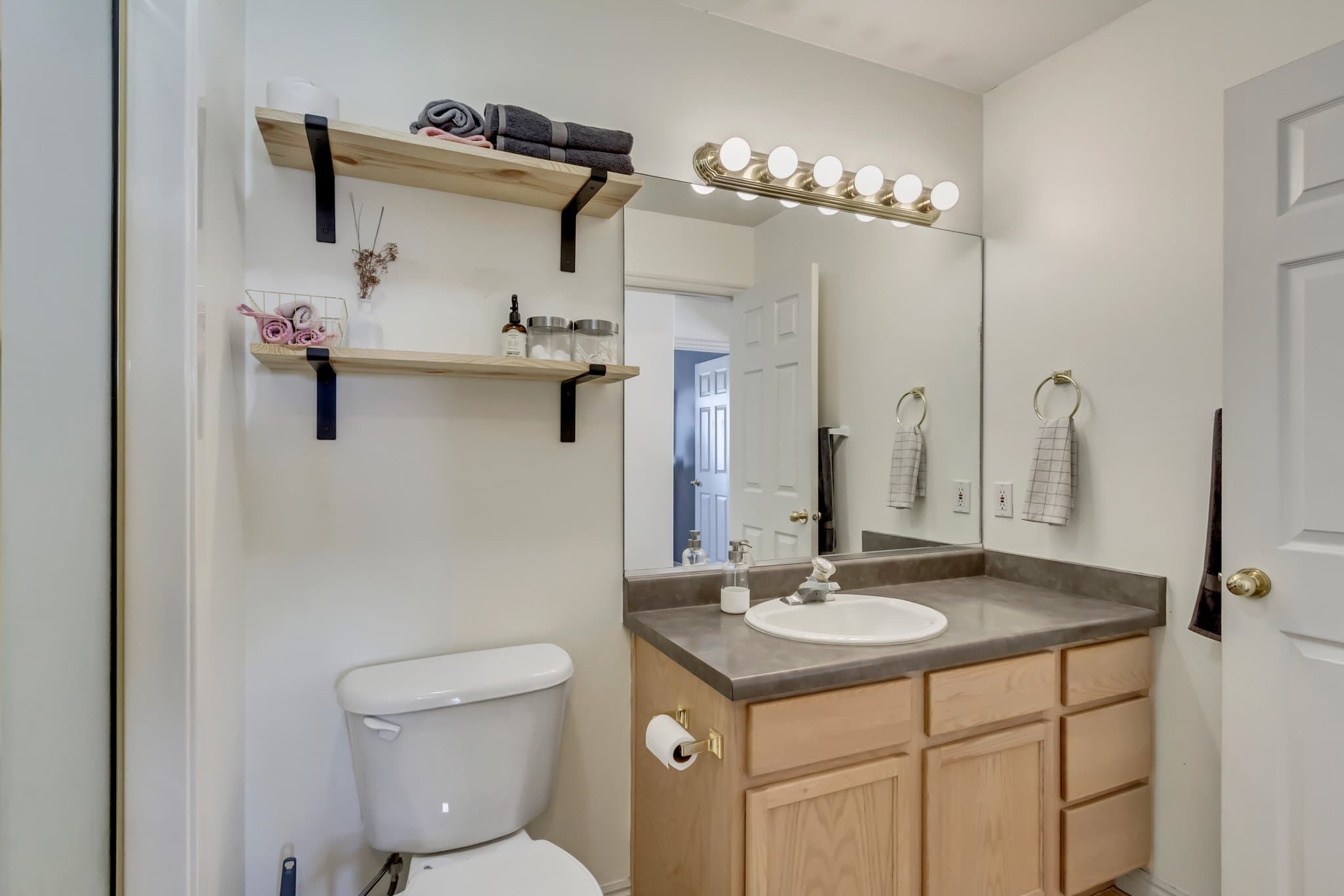Logan House: 254 Rosewood Cir
