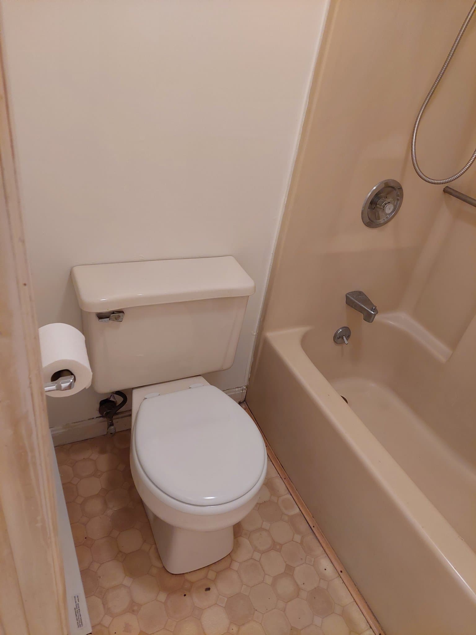 Hyannis Single Room: 79 Linden Street