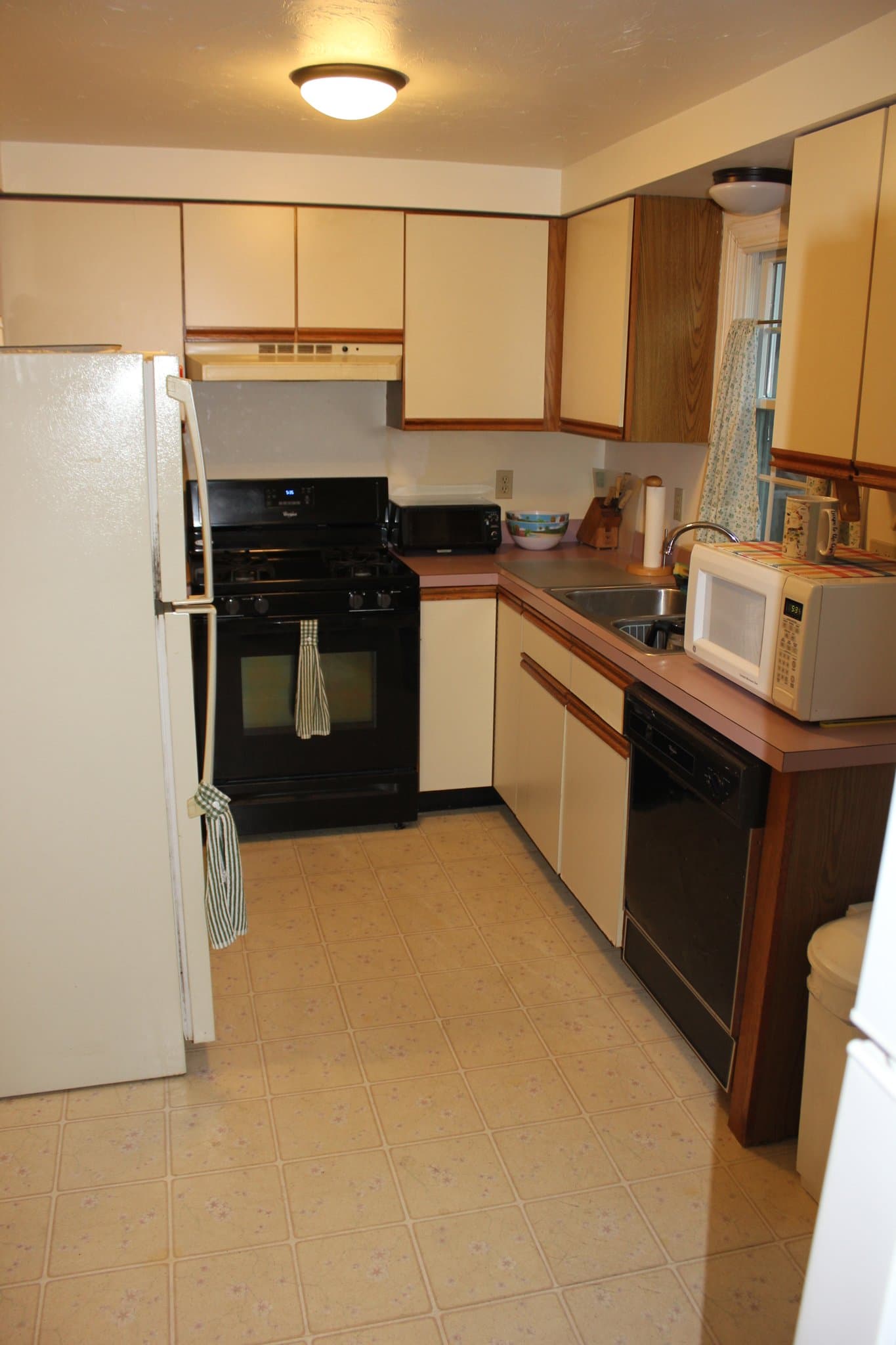 Hyannis Single Room: 79 Linden Street