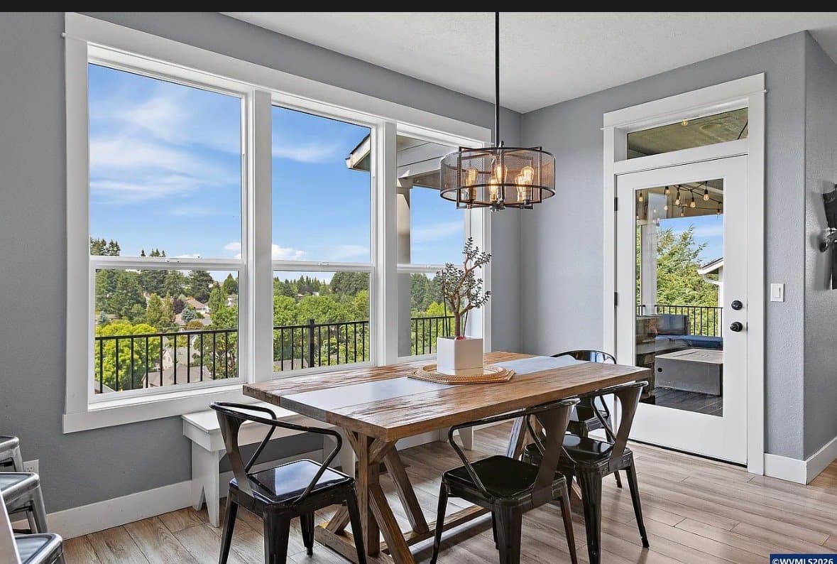 Salem House: 263 Eider Ave SE