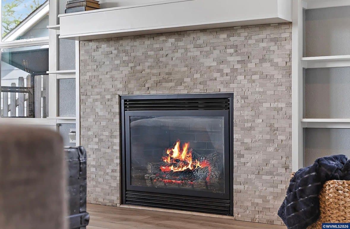 Salem House: 263 Eider Ave SE