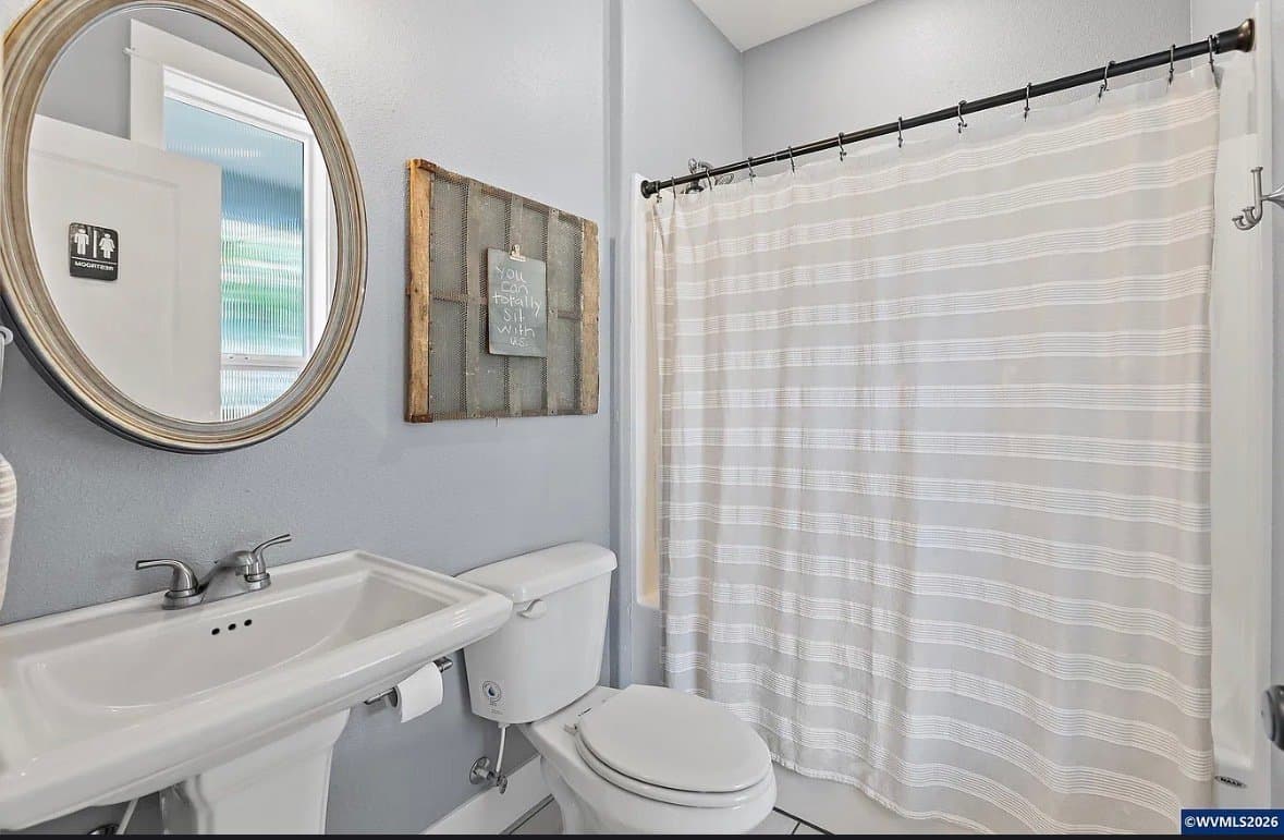 Salem House: 263 Eider Ave SE