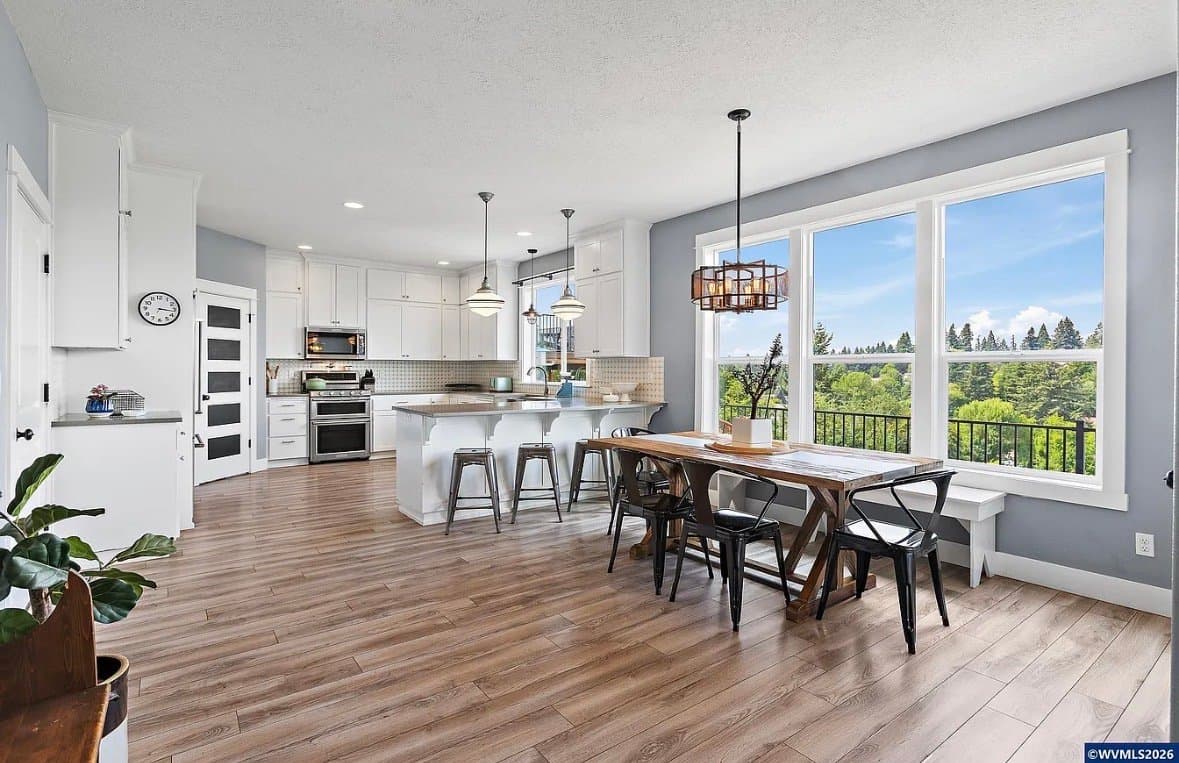 Salem House: 263 Eider Ave SE