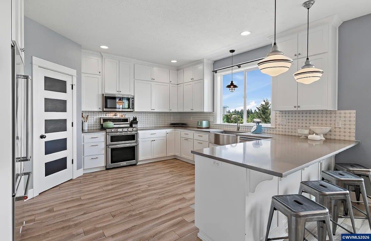 Salem House: 263 Eider Ave SE