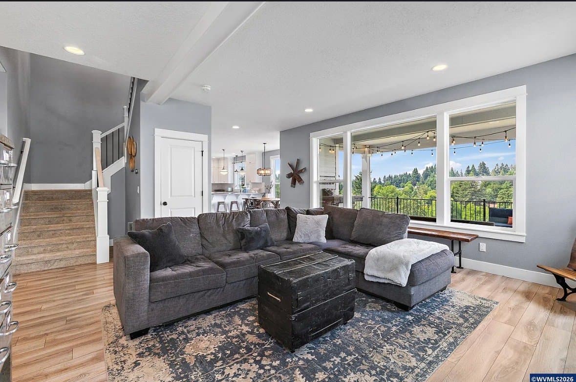 Salem House: 263 Eider Ave SE