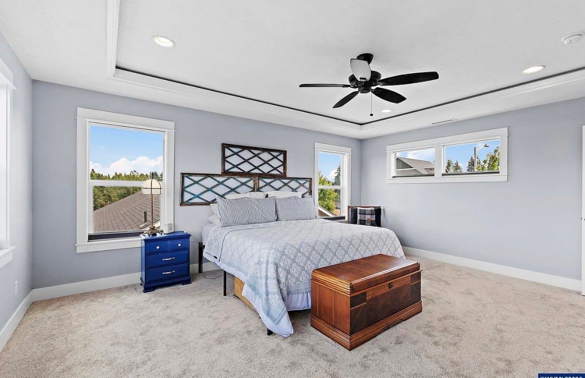 Salem House: 263 Eider Ave SE
