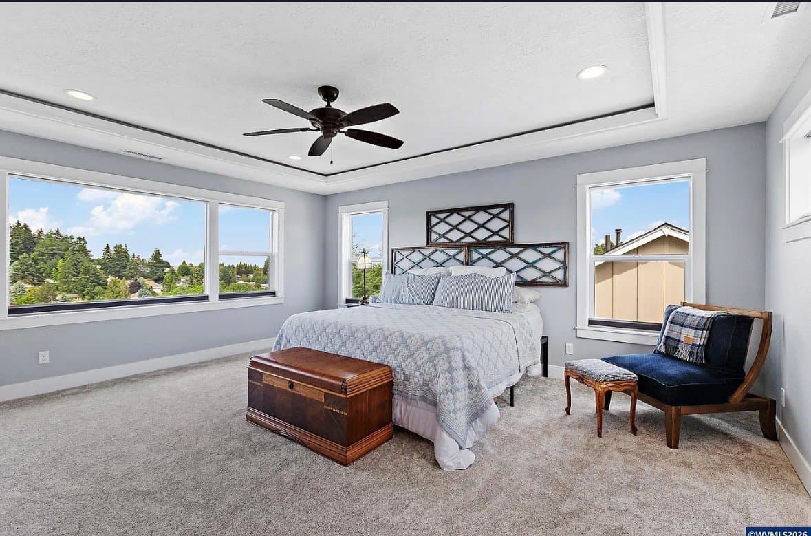 Salem House: 263 Eider Ave SE