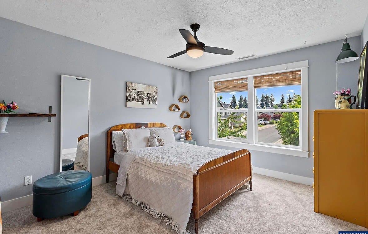 Salem House: 263 Eider Ave SE