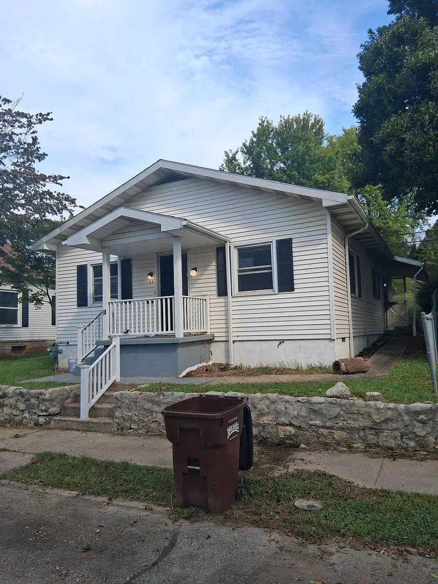 Glouster House: 64 Spring St