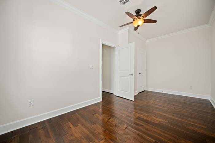 Houston House: 110 Kendall St