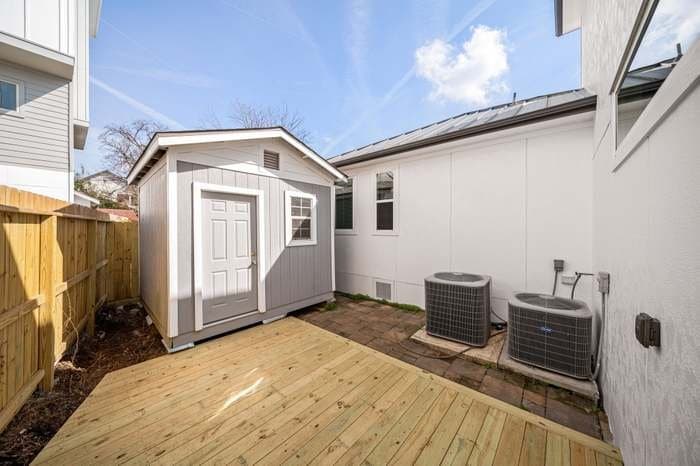 Houston House: 110 Kendall St