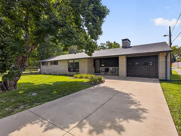 Columbus House: 2594 Franklin St