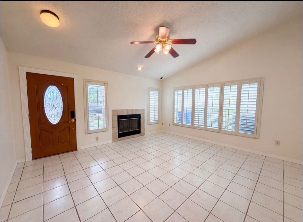 Fort Worth House: 1925 Kings Canyon Cir