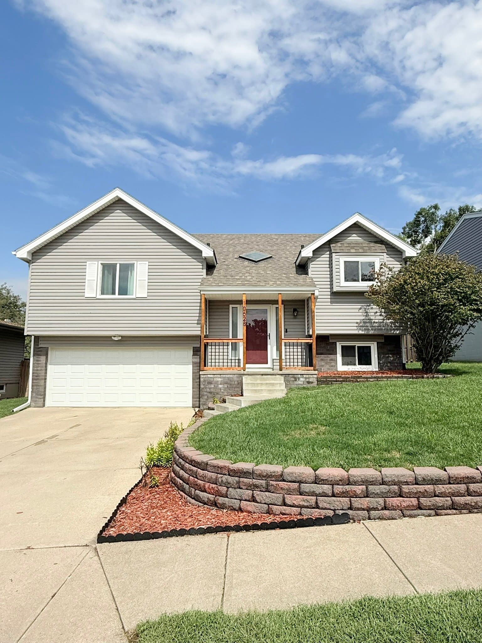 Omaha House: 10628 Hartman Ave