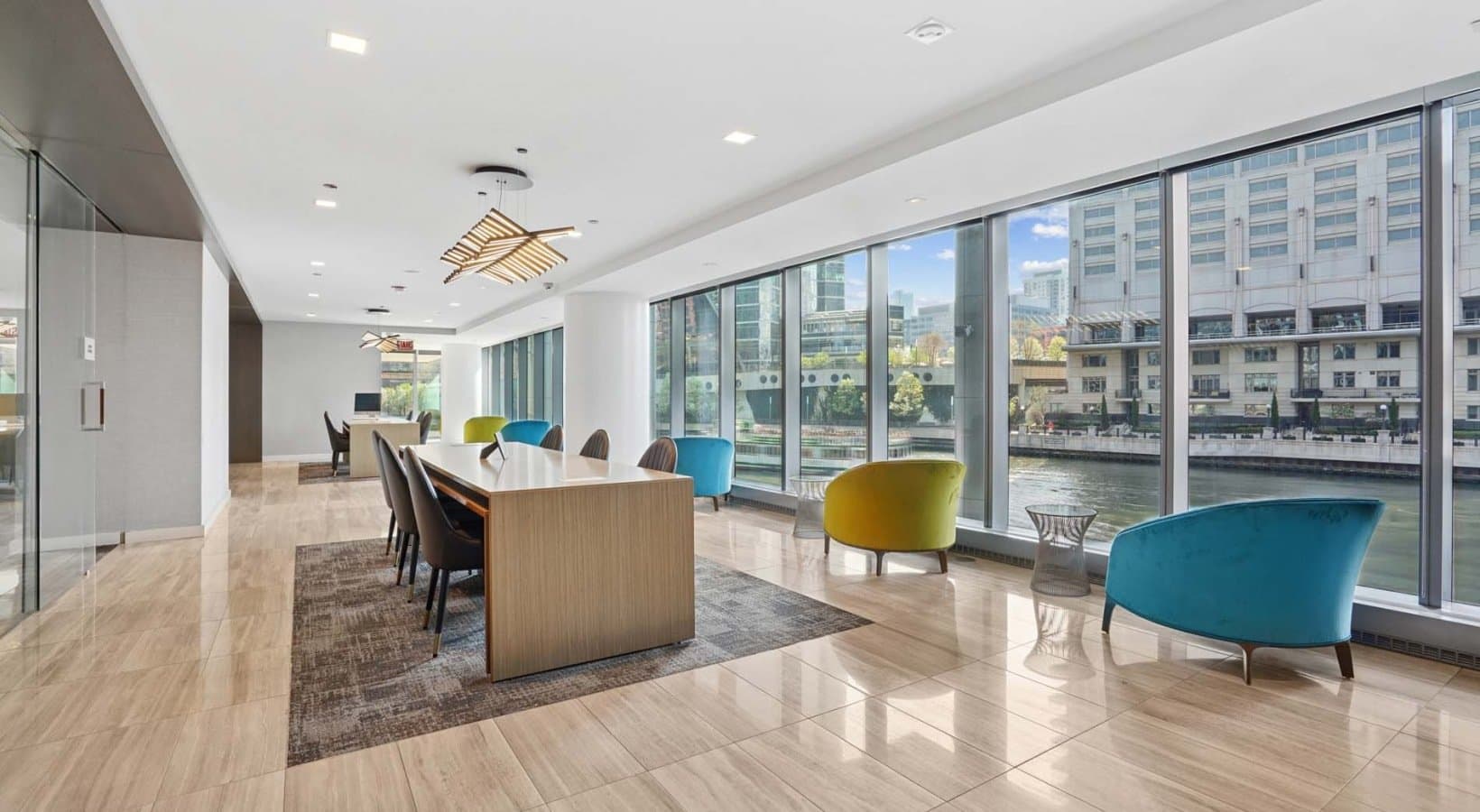 Chicago Condo: 347 W Wolf Point Pl