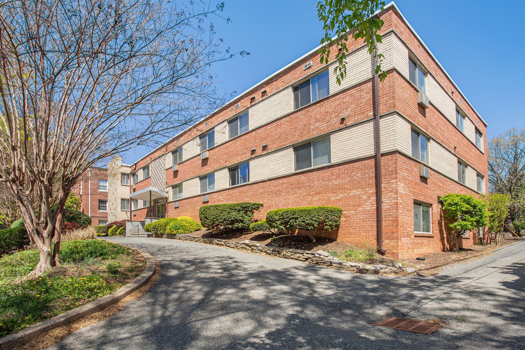 Washington Apartment: 4465 MacArthur Blvw NW