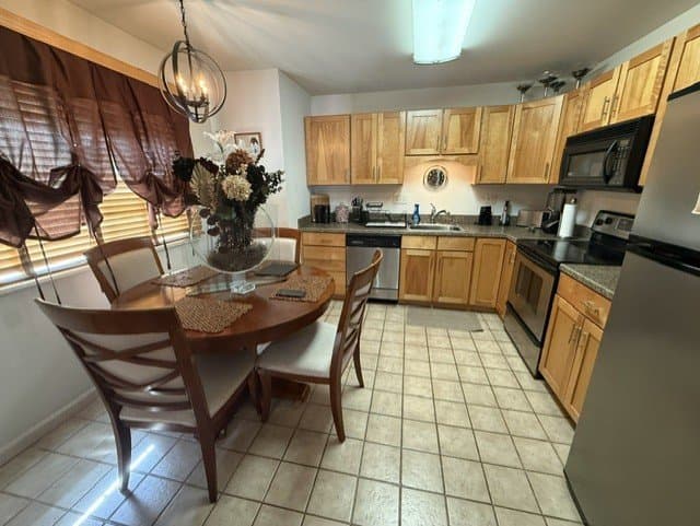 Stratford Apartment: 510 E Main St