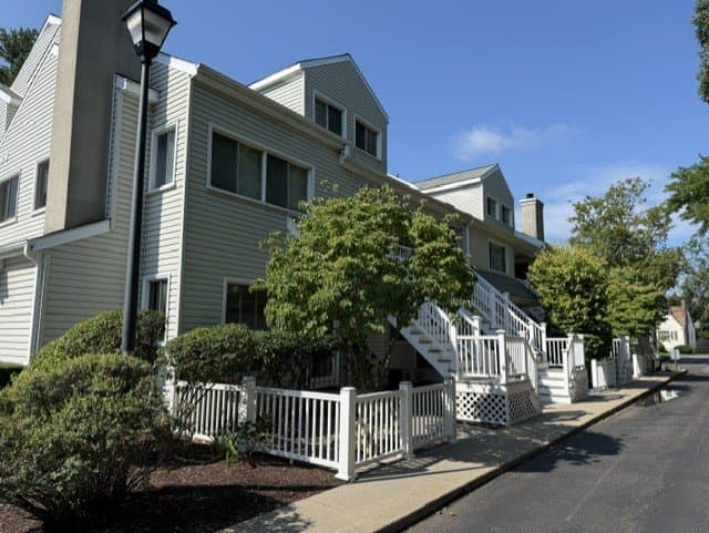 Stratford Apartment: 510 E Main St