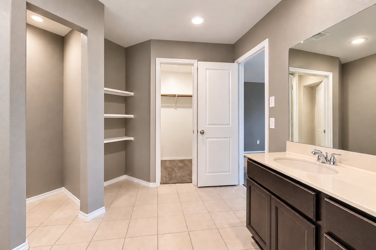 Fate House: 877 Darst Dr