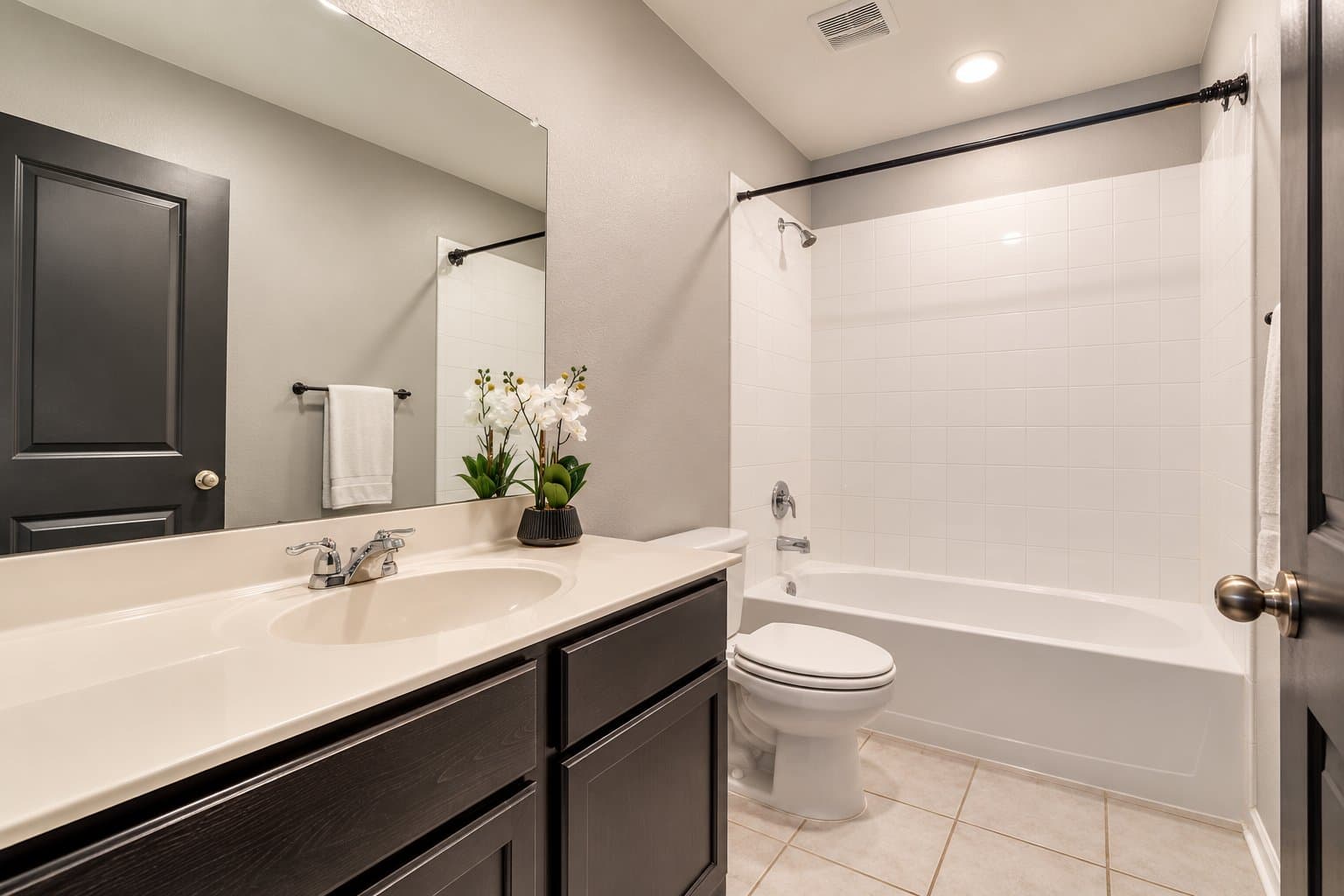 Fate House: 877 Darst Dr