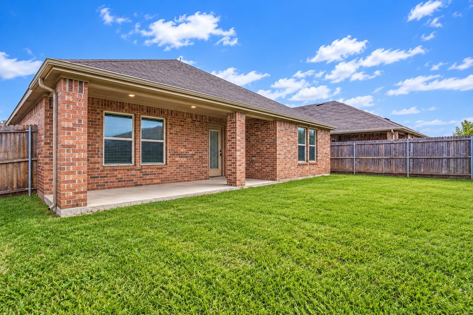 Fate House: 877 Darst Dr