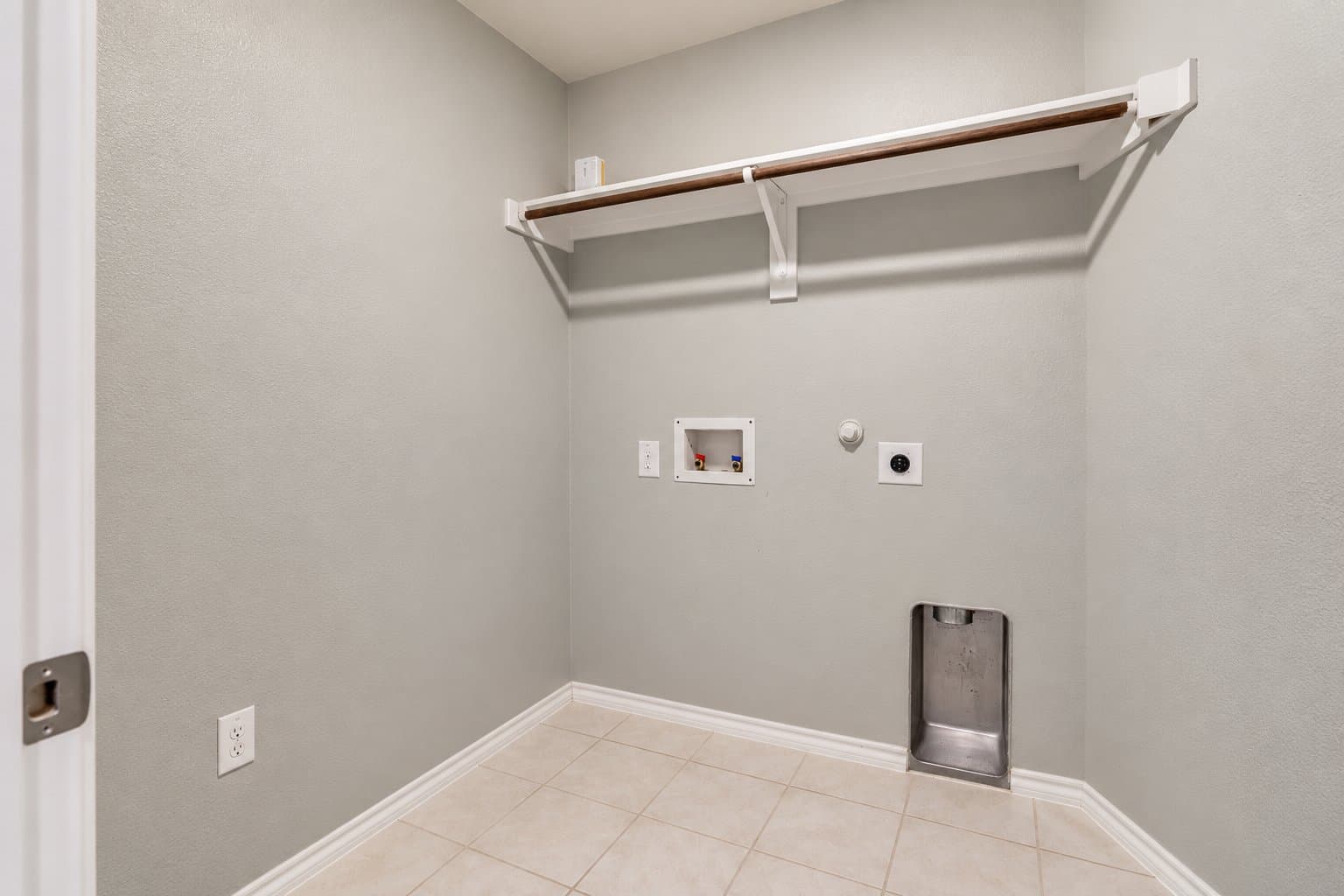 Fate House: 877 Darst Dr