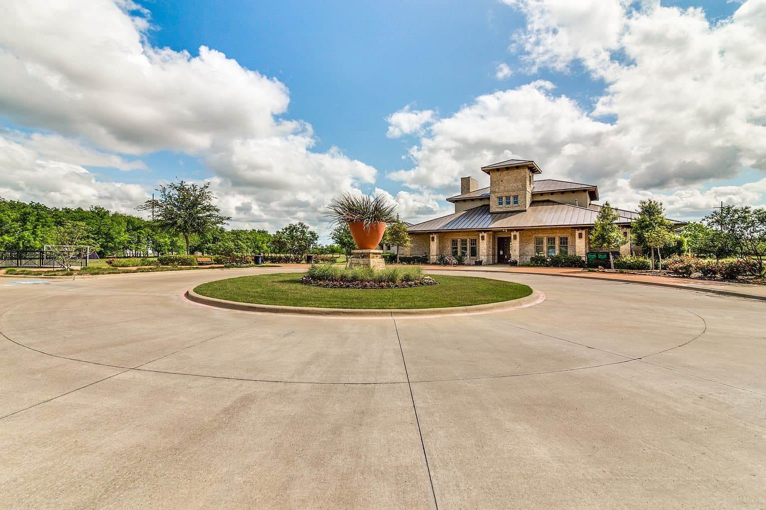 Fate House: 877 Darst Dr