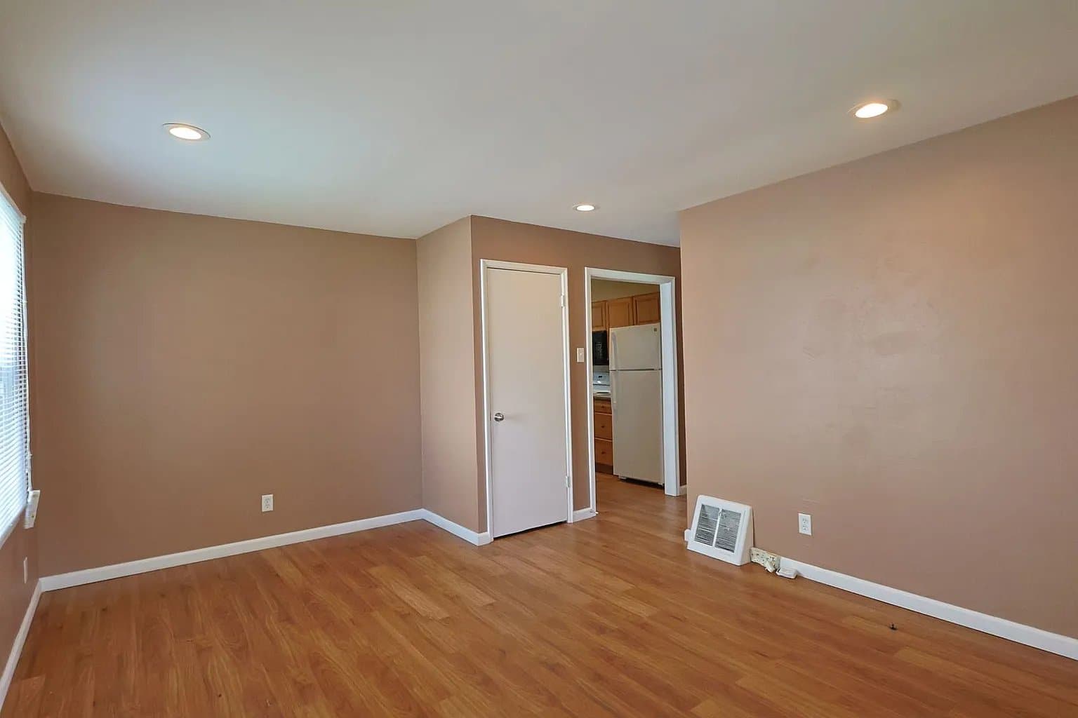 Saint Louis House: 325 Caithness Rd