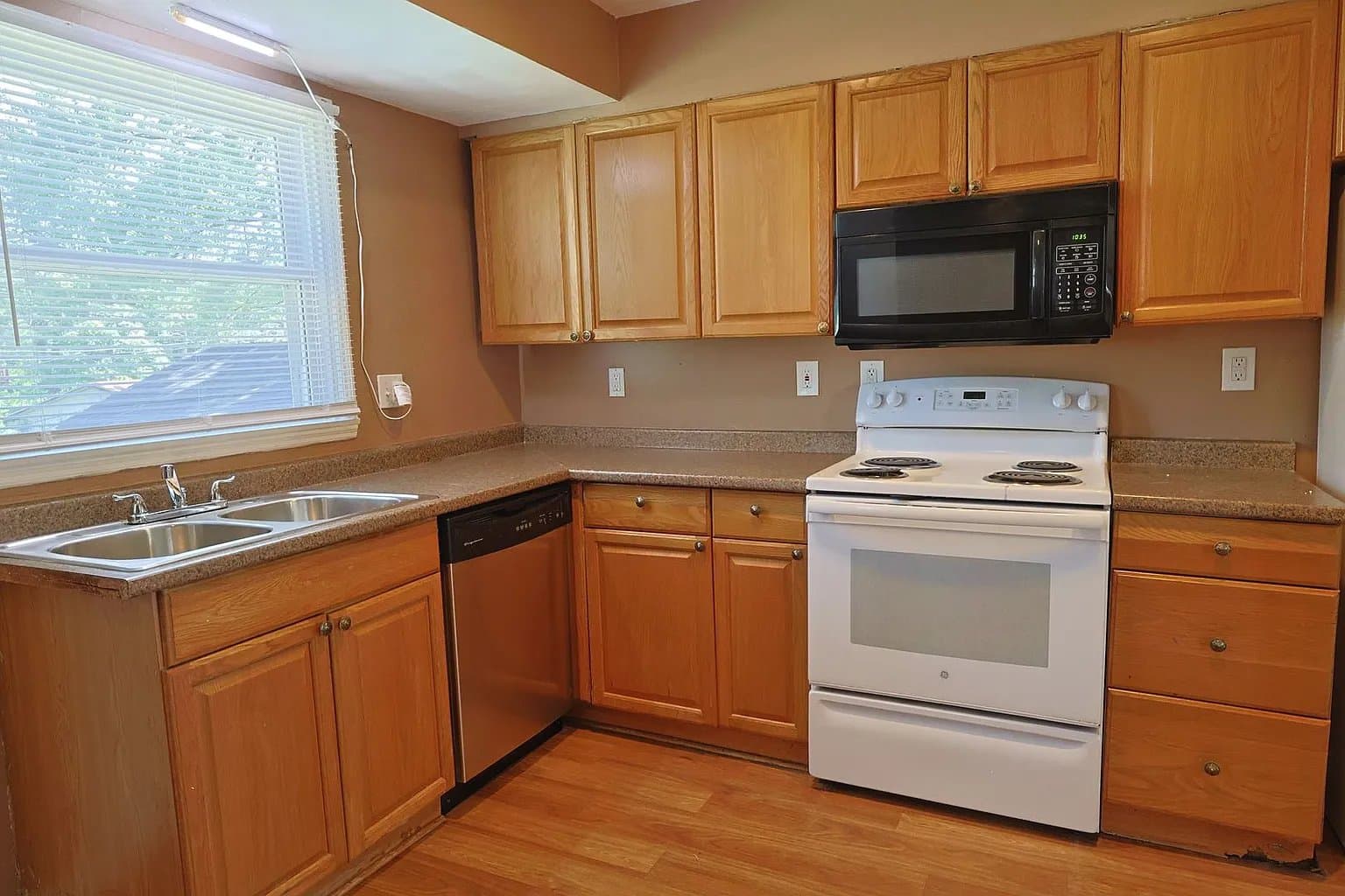 Saint Louis House: 325 Caithness Rd