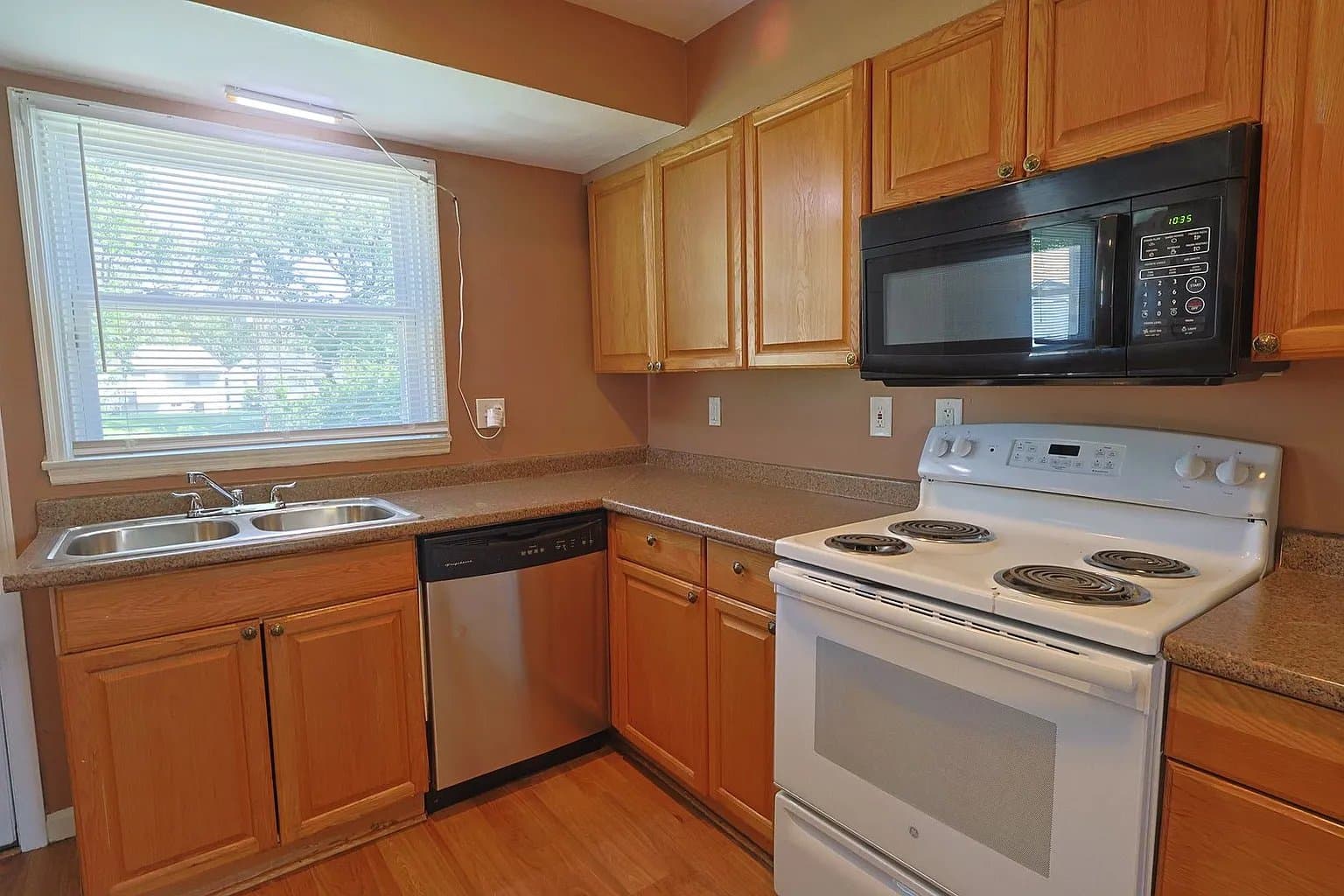 Saint Louis House: 325 Caithness Rd