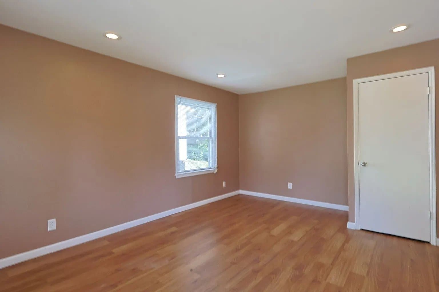 Saint Louis House: 325 Caithness Rd
