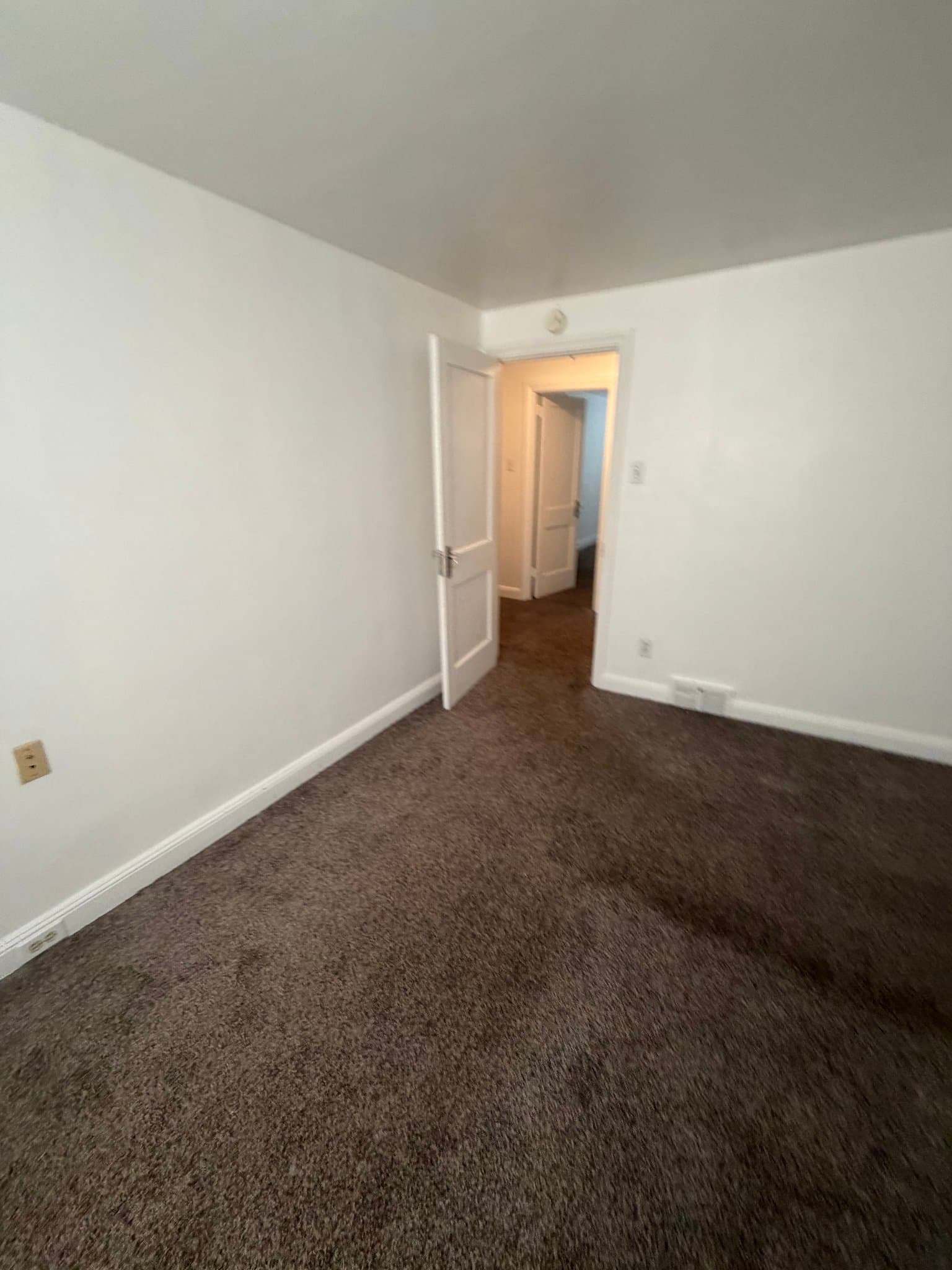 Chester House: 142 W 21st St