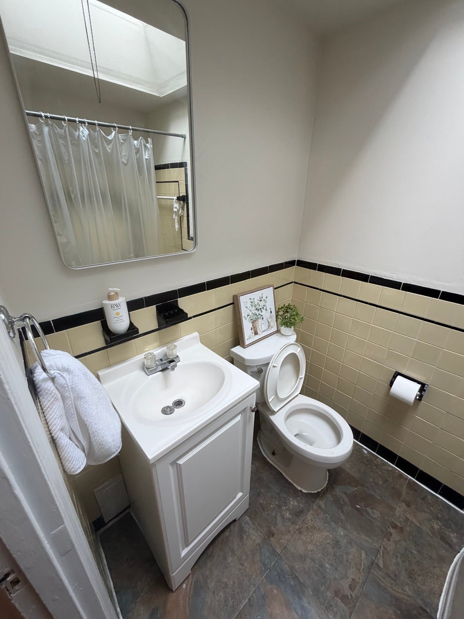 Chester House: 142 W 21st St