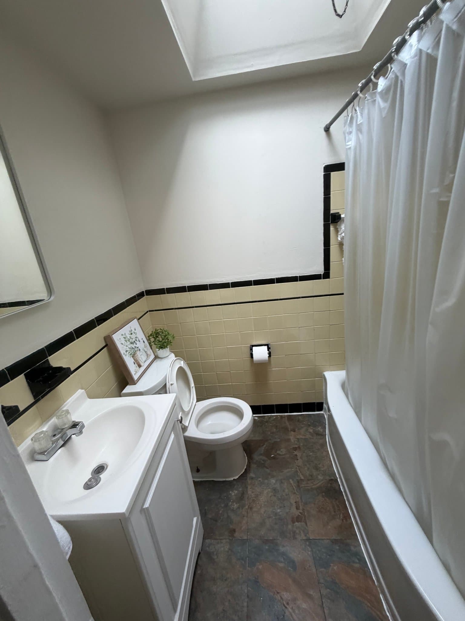 Chester House: 142 W 21st St