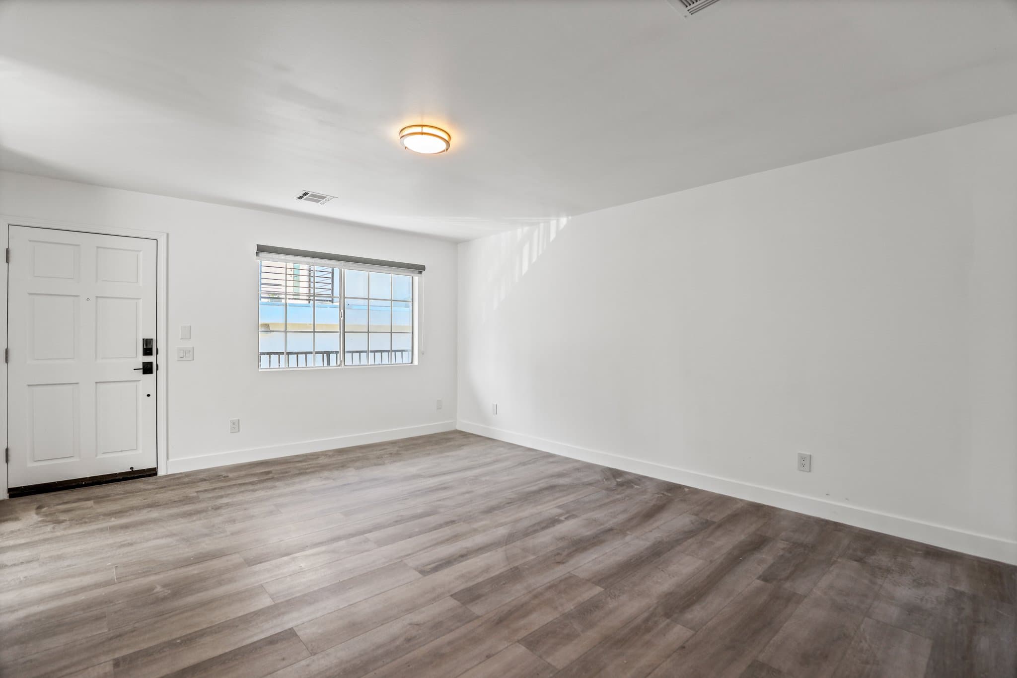 Los Angeles Apartment: 920 Everett Street