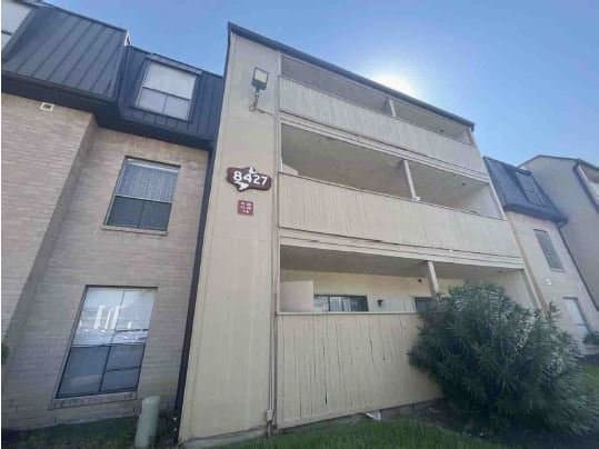 Houston Condo: 8427 Hearth Dr