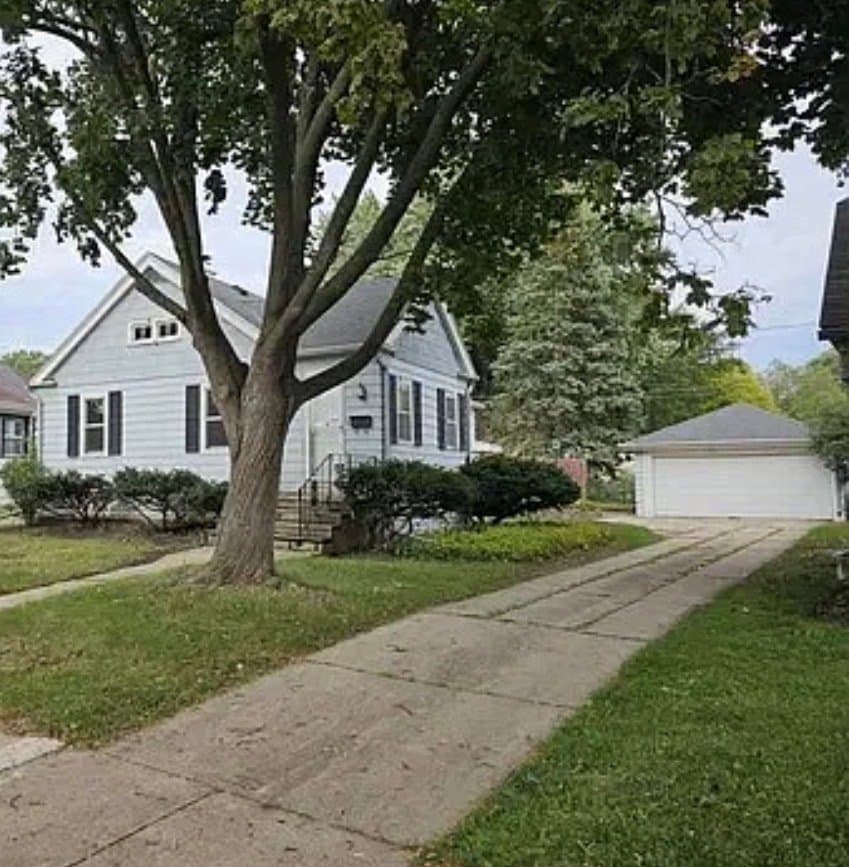 Milwaukee House: 640 S 104th St