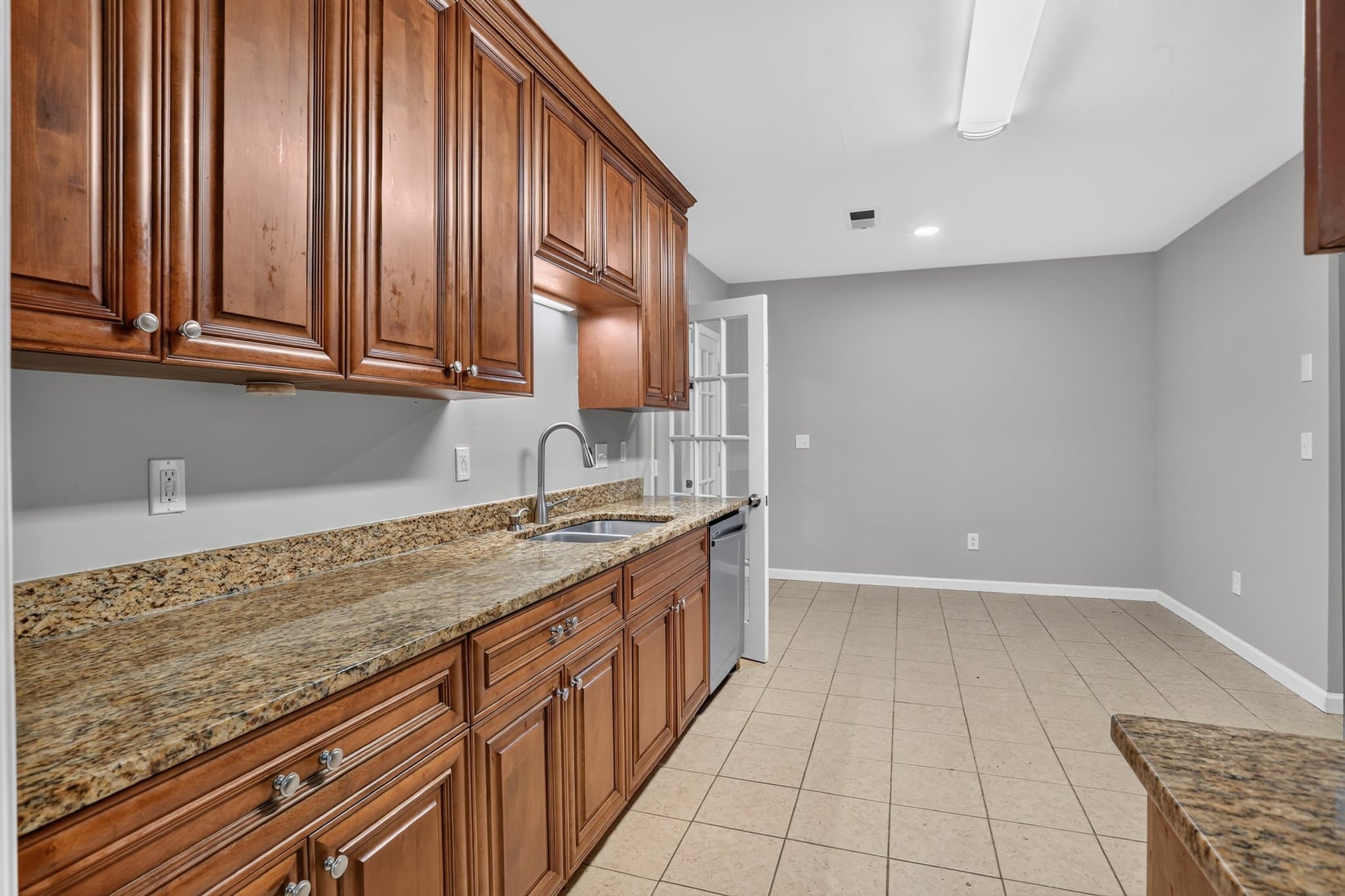 Jonesboro House: 7715 Wethersfield Dr
