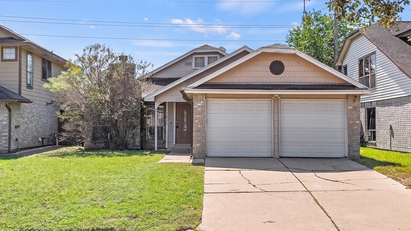 Houston House: 19511 Coppervine Ln