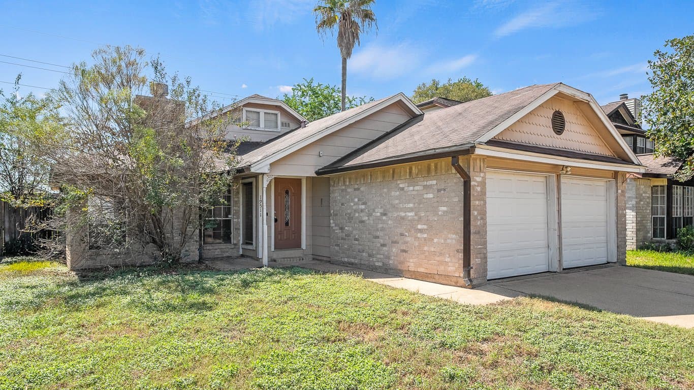 Houston House: 19511 Coppervine Ln