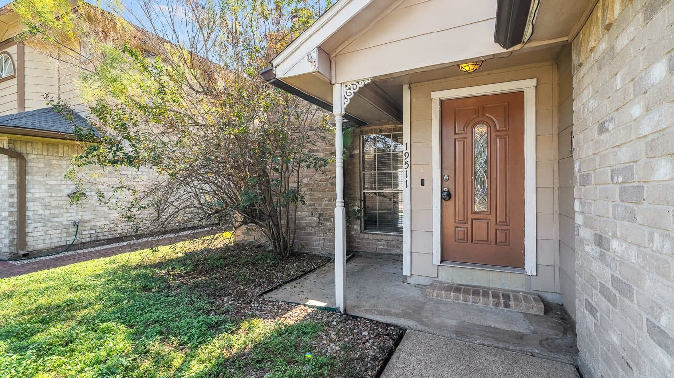 Houston House: 19511 Coppervine Ln
