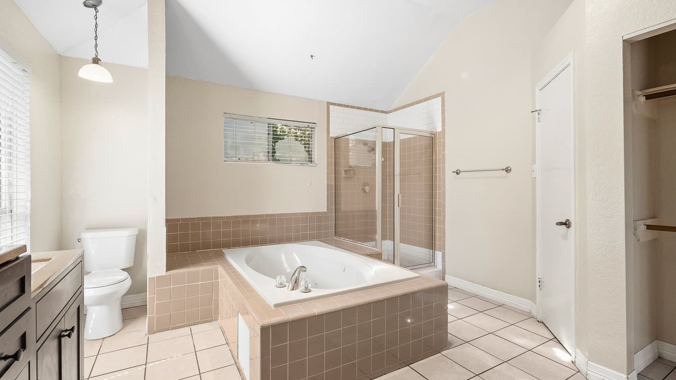 Houston House: 19511 Coppervine Ln