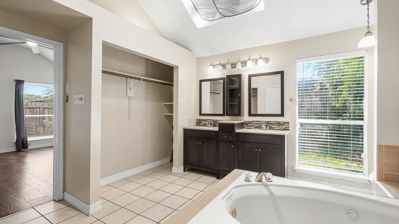 Houston House: 19511 Coppervine Ln