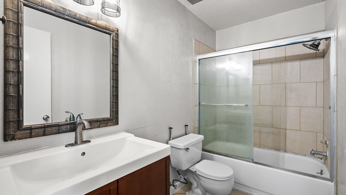 Houston House: 19511 Coppervine Ln