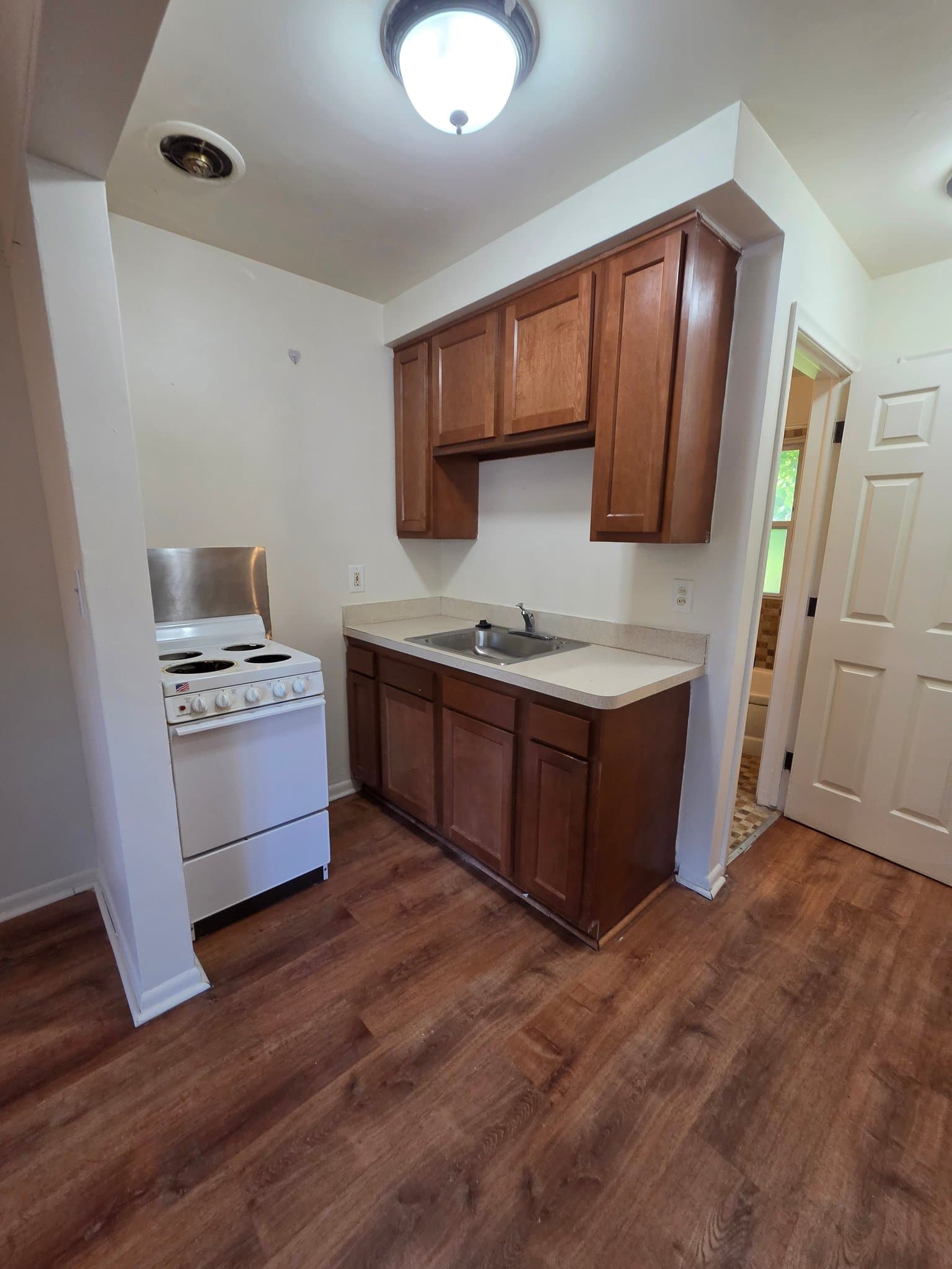 Royal Oak Apartment: 2626 Galpin Ave