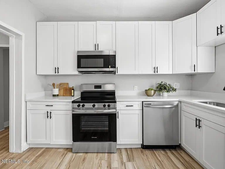 Jacksonville House: 2202 W 1st St