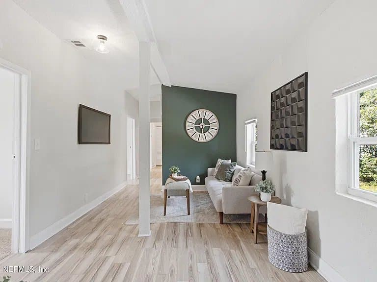 Jacksonville House: 2202 W 1st St