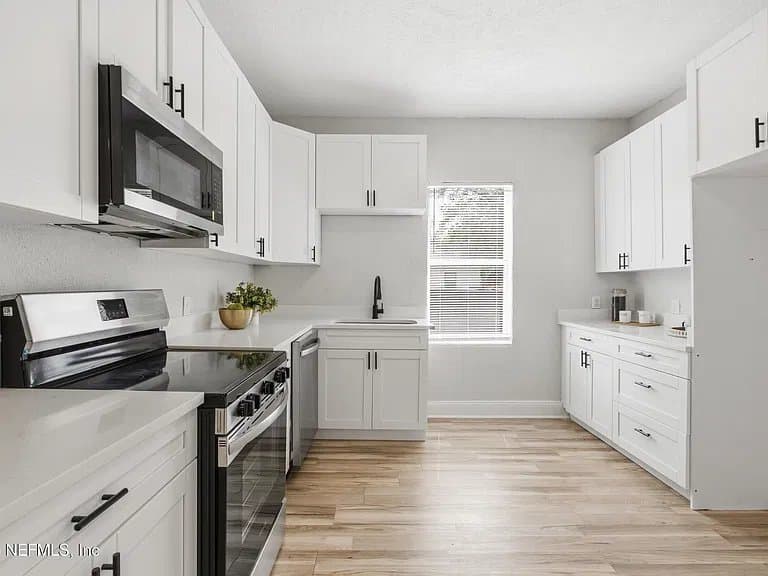 Jacksonville House: 2202 W 1st St